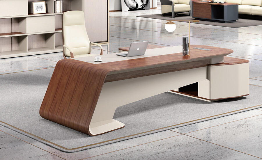 В административном кабинете L-образный стол из орехового дерева с классным стулом с высокой спинкой и большим книжным шкафом сзади.