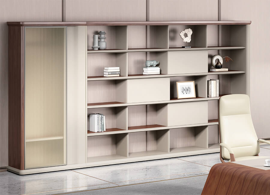 L-образный письменный стол руководителя орехового цвета на белом фоне.