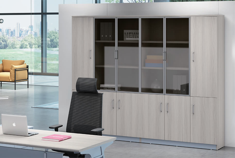 L-образный письменный стол руководителя орехового цвета на белом фоне.