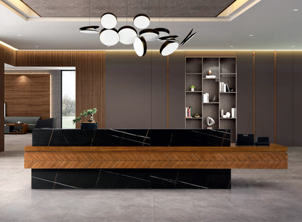 Изготовленная на заказ современная стойка регистрации из спеченного камня