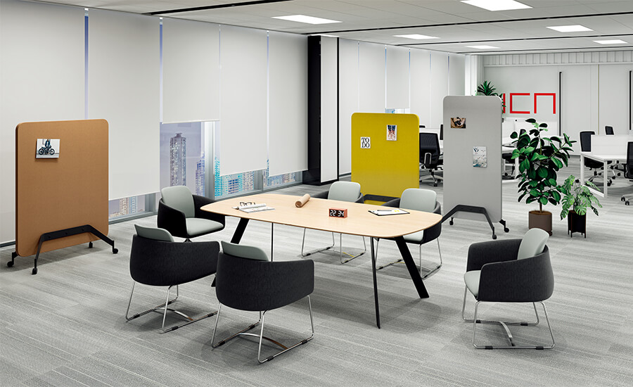 Четыре кресла для отдыха окружают стол для переговоров.