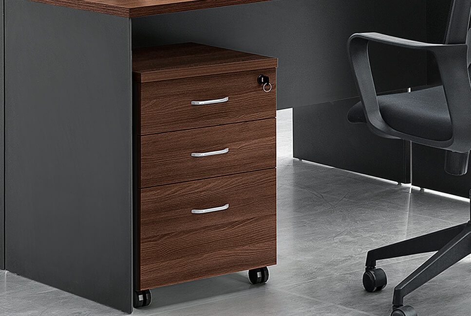 L-образный письменный стол руководителя орехового цвета на белом фоне.