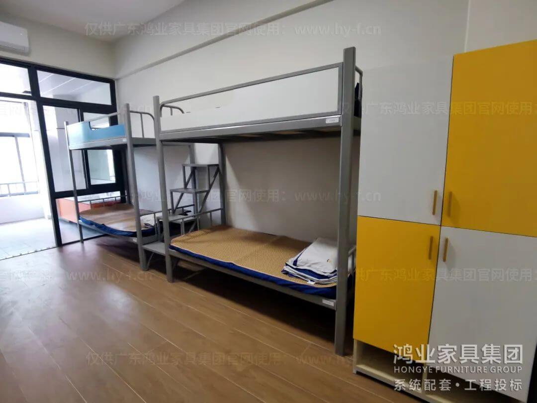 кровать в общежитии и место для хранения