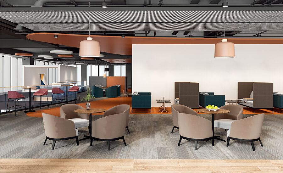 Коричневые шезлонги с белыми подушками окружают деревянный журнальный столик.