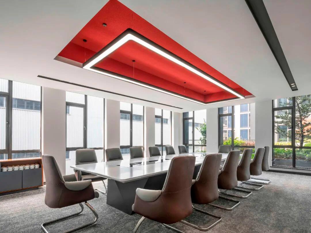 Стол для переговоров и кожаное кресло руководителя