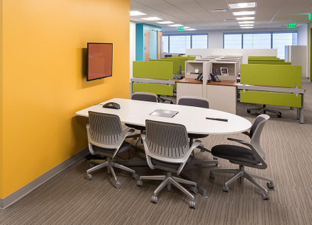 Небольшой стол для переговоров