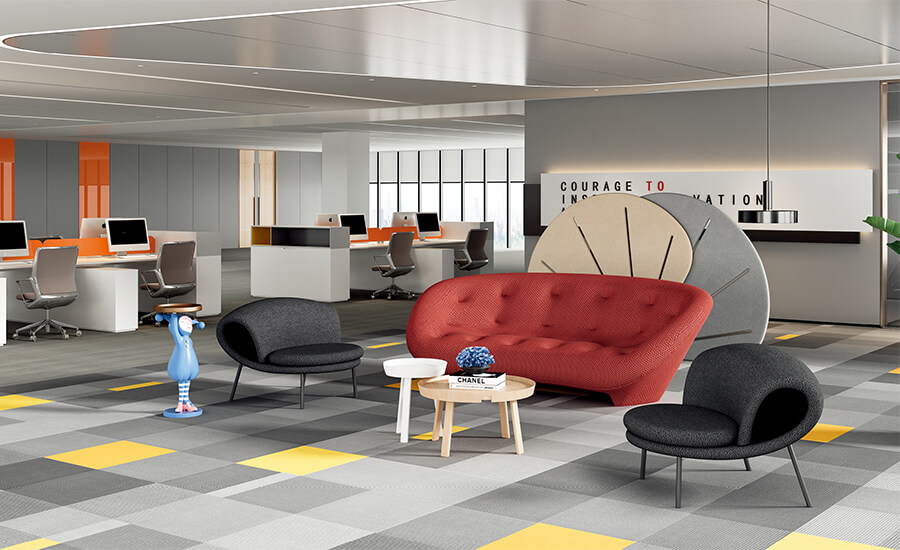 Красный диван для отдыха стоит рядом с деревянным столиком и двумя шезлонгами в рабочей зоне и зоне отдыха.