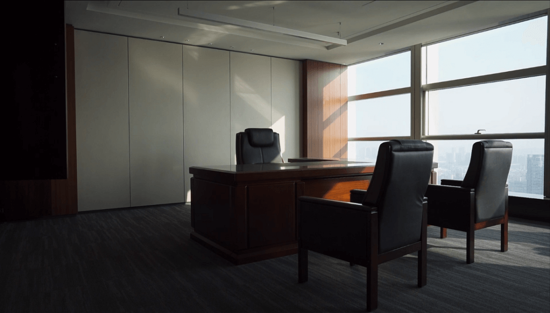 деревянный стол руководителя