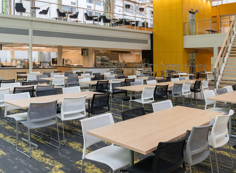 Тихий и неторопливый полдень в кофейне — выбор многих молодых людей.