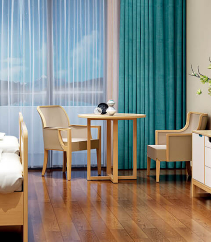 Столы в зоне ожидания