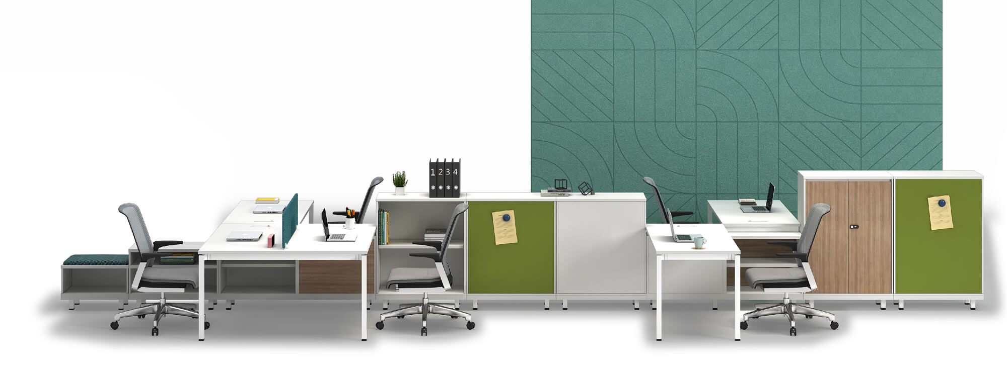 На трех- и двухместных рабочих местах в офисе установлено пять черных офисных стульев.